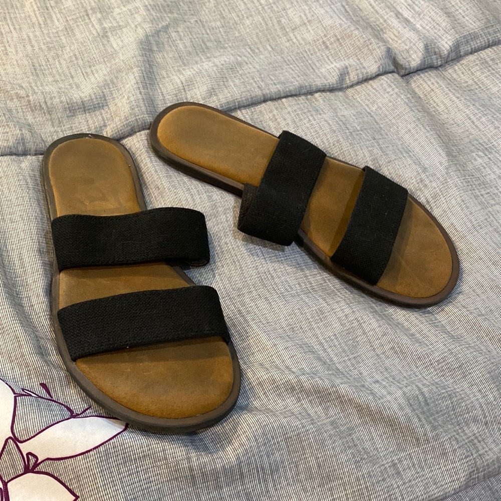 Flat black stretch strap sandals with a cushioned sole. Size 8